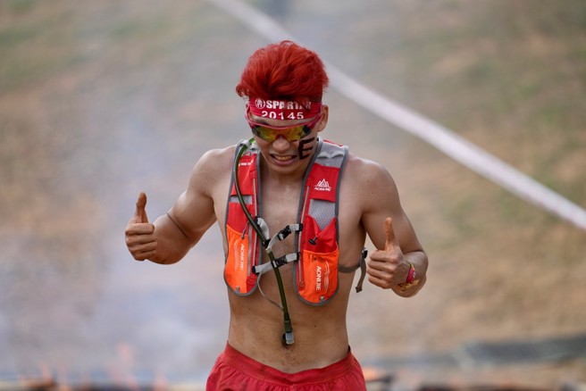 特别盛装打扮参加斯巴达障碍跑的孙育彬，可惜跑错路成绩不算。（大会提供）