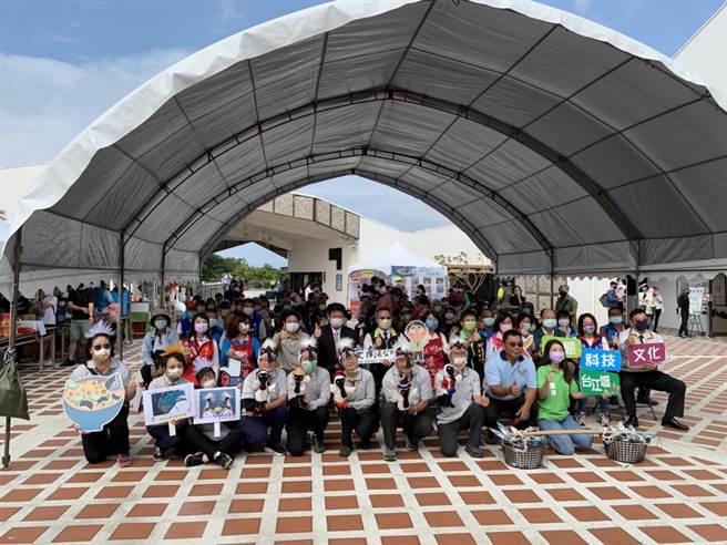 安南区公所举办台南虱目鱼文化季系列活动「朝虱慕飨‧艺游台江」，今（15）日在台江国家公园管理处广场登场。（安南区公所提供／李俊淇台南传真）
