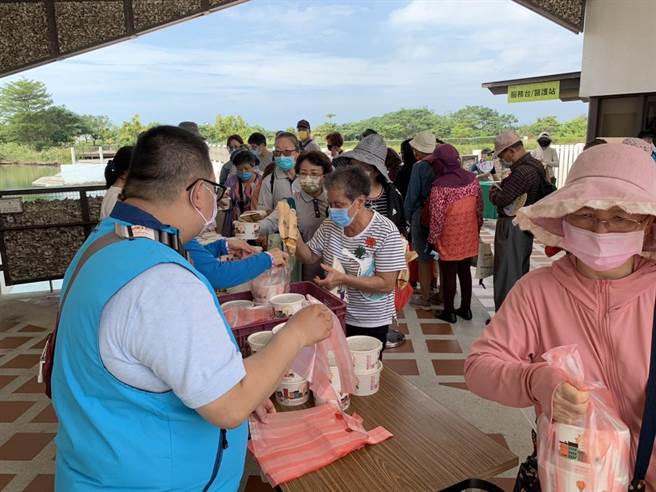 虱目鱼创意料理免费品尝更是吸引不少民眾排队领取。（安南区公所提供／李俊淇台南传真）