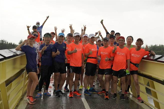 桃园市大观杯马拉松2019年聚集超过5000人参加，路线行经沿海多处景点，还有飞机陪跑，为全台唯一海陆空路线。（大园区公所提供／蔡明亘桃园传真）