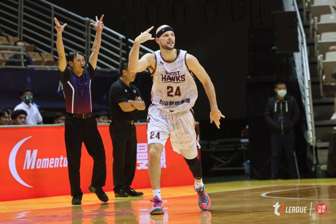 猎鹰洋将布朗单场飙进10颗三分球。(T1联盟提供)