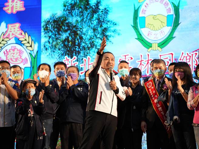 侯友宜致词提表示，自己出来选举第一天到现在，4年前说的政见如今已一一兑现，他是乡下孩子，不会说那些有的没的，自己不跟人家吵架，吵架的时代已经过去了，选完大家也还是要团结向前走，为这块土地做事。(黄敬文摄)