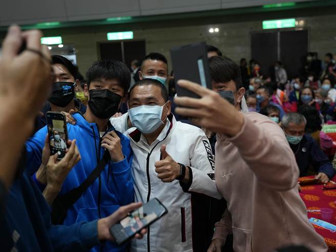 新北市长侯友宜率先带着蓝营议员以及议员参选人入场，沿途有许多民眾争相合照，展现蓝营人气王的实力。(黄敬文摄)