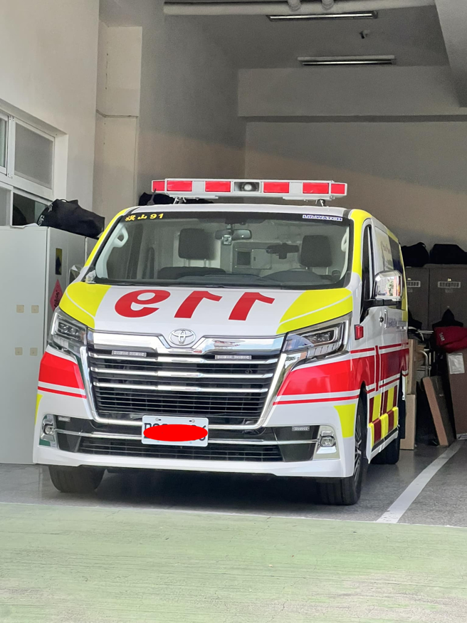 女网友看到救护车车头119印反，百思不得其解。(图／路上观察学院)