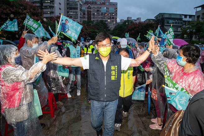 九合一大選開始倒數，新北市長候選人林佳龍15日前往新北市新莊參加何淑峯、林秉宥的競選總部成立大會。(林佳龍競選辦公室提供)