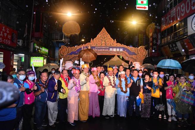中和点灯节今在中和华新街热闹举行。（中和区公所提供）