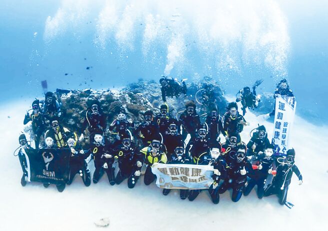 大叶大学运动健康管理学系23位学生绿岛深潜考照，全部顺利完成考照，通过率百分百。图／大叶大学提供
