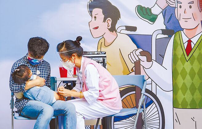 1年半以來，國內再次出現流感重症死亡個案！疾管署昨日公布本季首例流感重症死亡個案，為1名90歲以上女性，疾管署長周志浩提醒民眾，目前流感疫情呈上升趨勢，最需要做的是打疫苗，另也要落實戴口罩、勤洗手。圖為民眾種流感疫苗。（中新社）