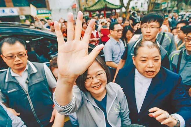 2015年11月12日民進黨主席暨總統參選人蔡英文（中）由台北市黨部主委黃承國（右）等黨公職陪同，至大安區福佑宮參拜。（本報資料照片）