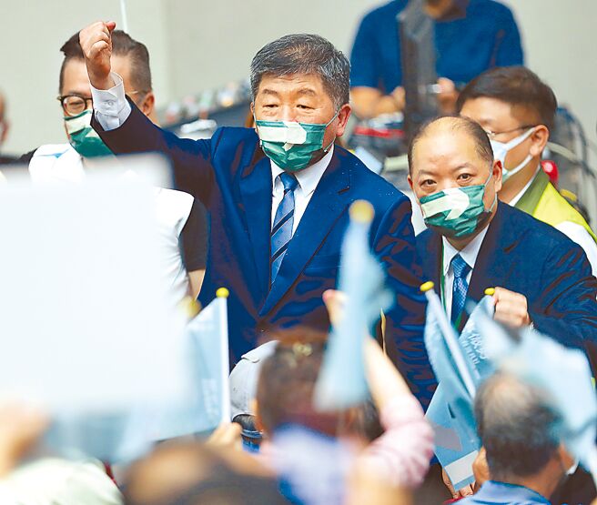 台北市长参选人陈时中（左）日前出席宗教界后援会成立大会，并在前国策顾问、民进党北市党部前主委黄承国（右）的陪同下向支持者致意。（本报资料照片）