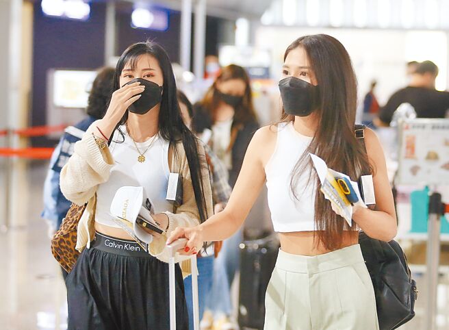 边境解封，期待出国的民眾已经开始抢票，机场入出境客运量也将逐渐增加。在桃园机场第一航厦内，刚下机的旅客准备通关入境。（范扬光摄）