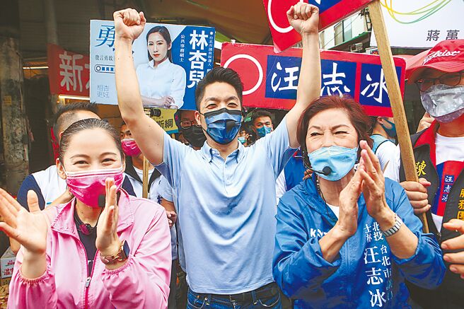 国民党台北市长候选人蒋万安（中）14日到社子市场扫街拜票，争取民眾支持。（邓博仁摄）