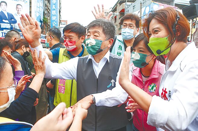 民进党台北市长候选人陈时中（中）14日到社子市场扫街拜票，受到民眾热情支持。（邓博仁摄）