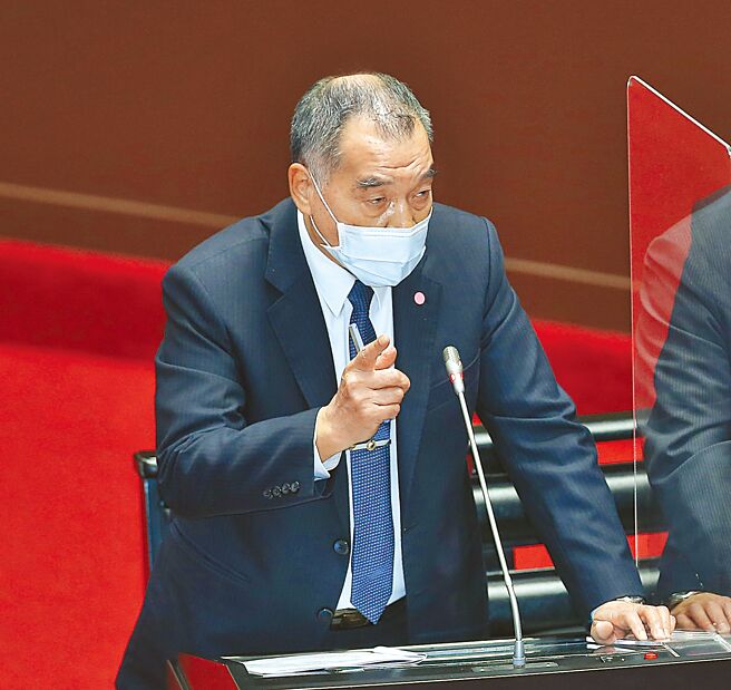 针对国民党立委孔文吉询问8月中共对台军演期间，飞弹越过台湾上空算不算第一击？国防部长邱国正回应说，严格讲起来跨越了我们的领空，算是第一击。（姚志平摄）