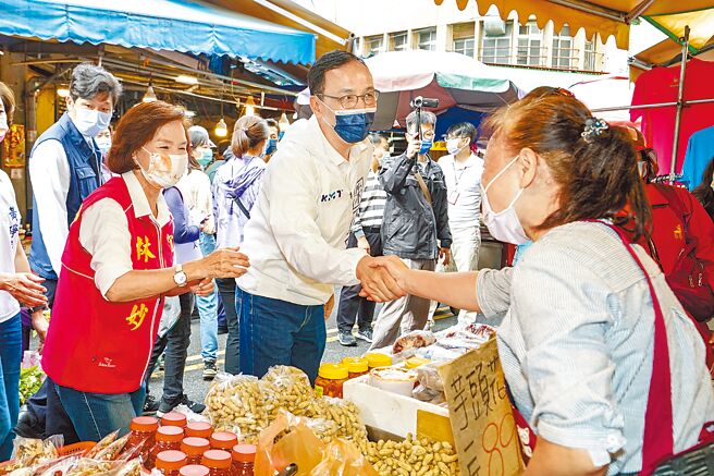 国民党主席朱立伦（前排左二）14日到宜兰为县长候选人林姿妙（左一）助选，朱立伦指民进党执政因为蔡英文的任性，让台湾的社会安全等陷入险境。（李忠一摄）