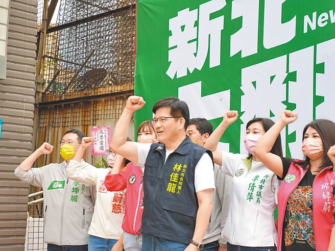 新北市長選戰進入白熱化，綠營傾巢而出替民進黨新北市長候選人林佳龍（前排中）輔選，其中蔡英文總統13日更第八度站台造勢。（黃敬文攝）