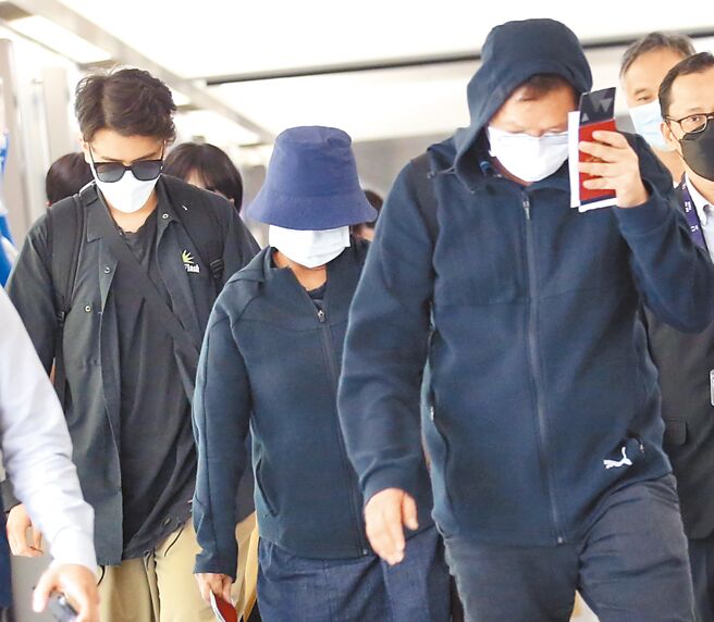 马来西亚蔡姓女大生遭人勒毙，家属14日哀伤地来台处理后事。（范扬光摄）