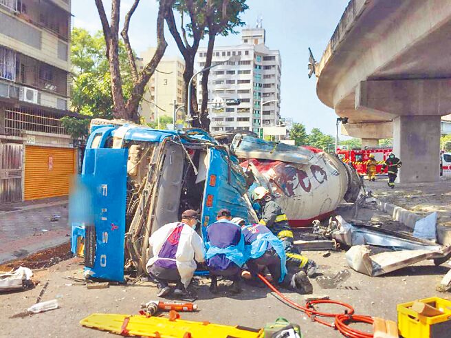 高雄一辆混凝土车14日行经高架桥转弯时，因不明原因撞破护栏，自3层楼高坠落平面道路，驾驶救出时已无呼吸心跳。（民眾提供）