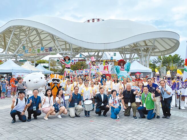 2022台北市儿童月活动中有踩街游行，但园区周遭住户反映，表演地点太靠近住宅区，音量过大打扰休息。图为2022台北市儿童月「FUNNY PLAZA 儿童乐学园-亲子迎新乐游学」活动。（教育局提供／张芷瑜台北传真）