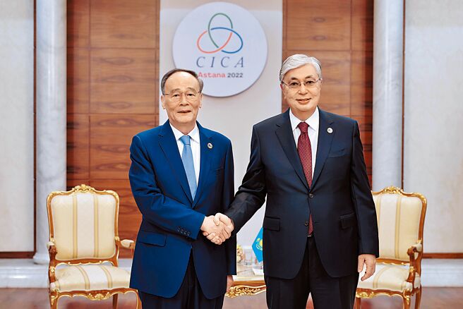 大陆国家副主席王岐山（左）13日在阿斯塔纳会见哈萨克总统托卡叶夫。（新华社）