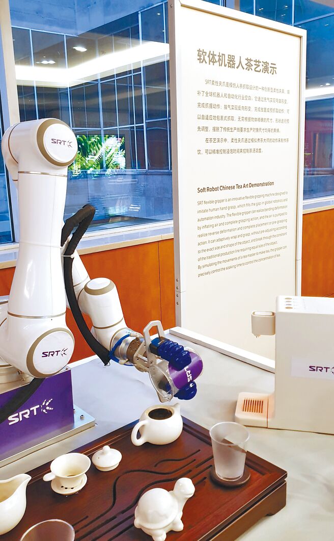 新闻中心的茶水区设置茶艺机器人。（蓝孝威摄）
