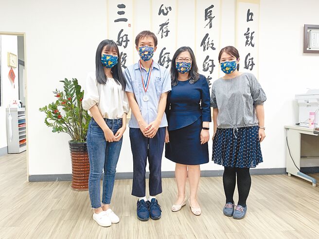 板桥高中魏翊翔（左二）荣获地理奥林匹亚竞赛个人组银牌，与指导老师刘姿含（左）、吕唯钰（右）、校长赖春锦（右二）合照。（新北市教育局提供／陈慰慈新北传真）