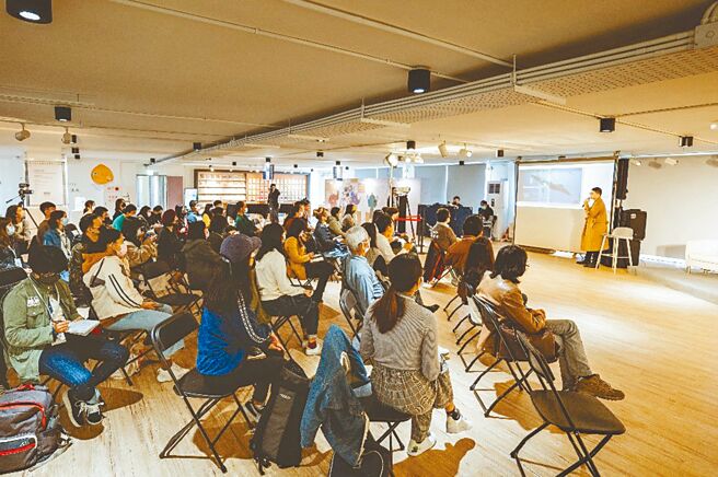 桃市府青年局第4座創業基地桃園設計庫位於中壢新明市場6樓，提供創意設計青年工作者輔導、媒合服務與辦公空間，2023年第一期進駐招募起跑。（青年局提供／蔡明亘桃園傳真）