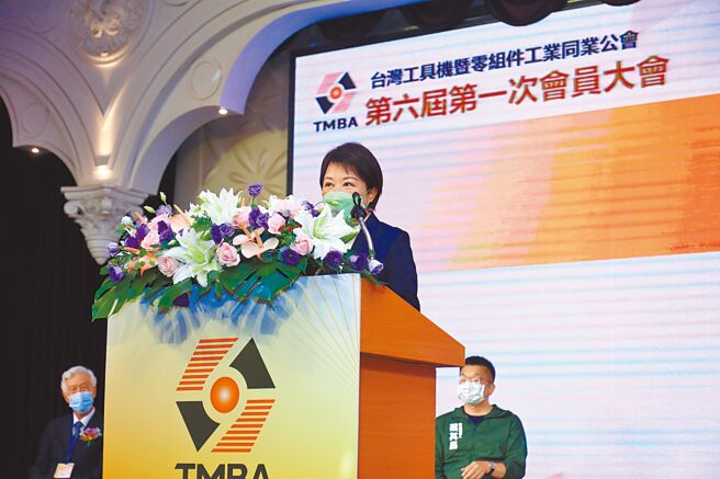 台中市長盧秀燕14日參加工具機公會會員大會，致詞時保證會展中心一期開工，二期一定會做。（張亦惠攝）