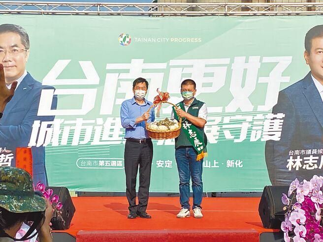 民进党在台南市议员第5选区选情稳定，寻求连任的林志展（右）更展现出强烈的企图心。（读者提供／程炳璋台南传真）