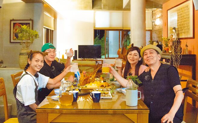 黄姵嘉（左起顺时钟）、小乐、王彩桦、高捷透过《花甲少年趣旅行2》带观眾游宜兰。（东森综合台提供）