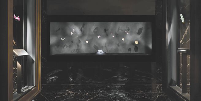 CINDY CHAO The Art Jewel Gallery艺术珠宝典藏馆内有全球最大无重力展示柜，珠宝犹如飘浮半空中。（CINDY CHAO提供）