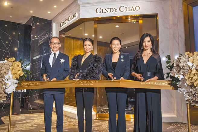 晶华酒店董事长潘思亮（左一）、女星林心如（左二）、林熙蕾（右一）出席CINDY CHAO（右二）珠宝典藏馆开幕。（CINDY CHAO提供）