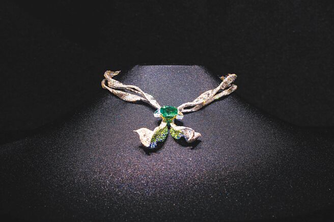 CINDY CHAO The Art Jewel Gallery艺术珠宝典藏馆展示珠宝作品《生命之颈》。（CINDY CHAO提供）