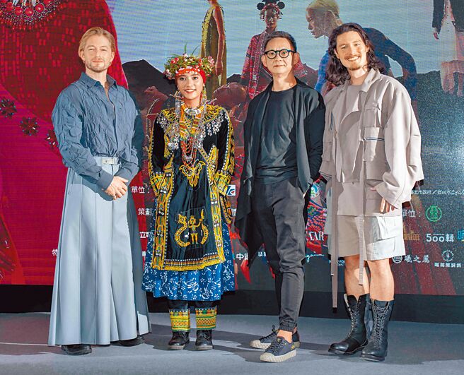 程苡雅（左二）穿自己的族服，法比欧（左起）、导演曹瑞原穿oqLiq，周厚安穿be homme的服饰亮相。（吴松翰摄）