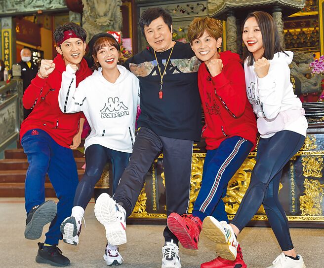 《综艺大集合》主持人郭忠佑（左起）、篮篮、胡瓜、阿翔、赖慧如有望获奖。（资料照片）