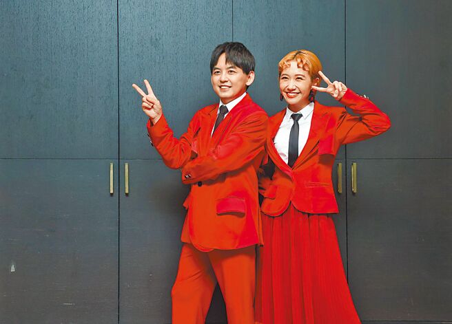 黄子佼（左）跟徒弟Lulu主持《婚礼歌手》，默契十足。（资料照片）