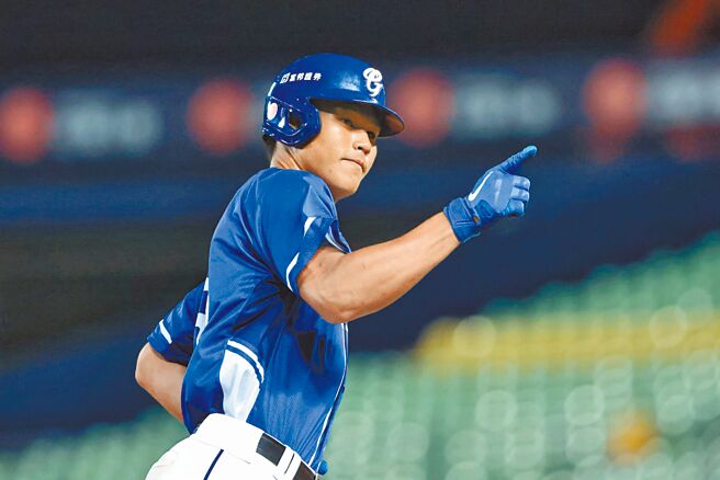 富邦悍將王詩聰14日因高國麟確診遞補上一軍，在2局敲出生涯首轟，也助隊取得2分領先。（富邦悍將提供）