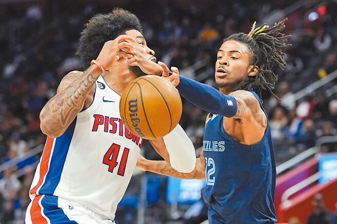 灰熊明星后卫莫兰特（右）快手抄球。（美联社）