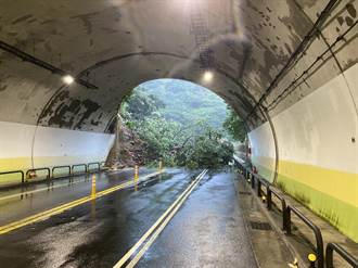 大雨炸不停！台北內湖康樂隧道口驚傳土石崩塌 雙向無法通行