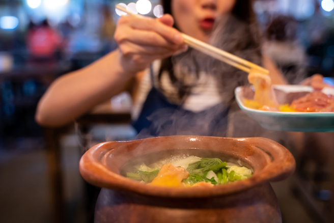新北一名餐饮业者日前遇到一名女客人咸汤越滚越咸，帮她加汤后仍不断抱怨，还嫌品质差，店家听了气炸。(示意图，达志提供)