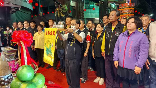 民政局长吴世玮前往浩天宫参拜祈福。（台中市政府提供）