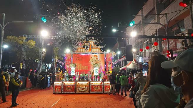 大庄妈绕境回銮，烟火绽放照耀梧栖夜空。（台中市政府提供）