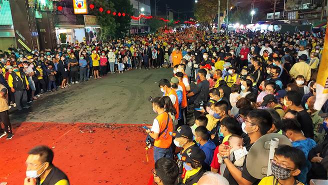 梧栖浩天宫大庄妈绕境回銮，吸引大批信眾热情迎驾。（台中市政府提供）