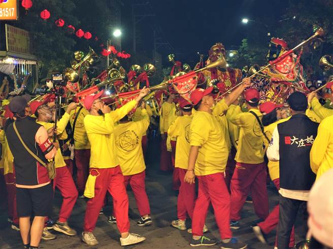 千里眼、顺风耳将军和哨角队排出阵型迎接大庄妈回銮。（台中市政府提供）