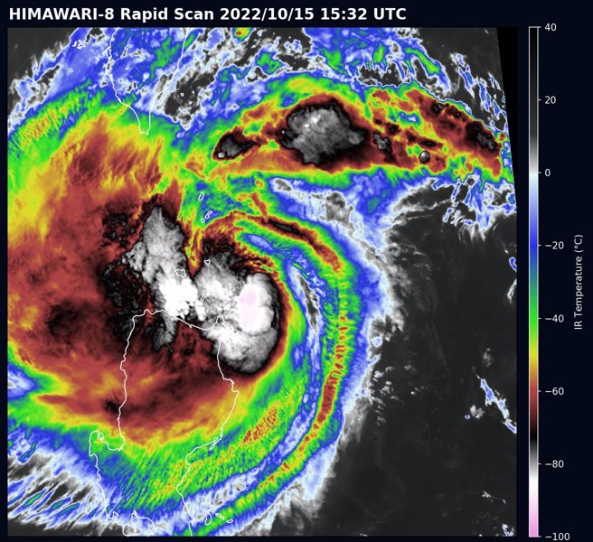 尼莎颱风向西前进，明天（17日）到台湾西南方，将是共伴效应最明显、风雨最大的时刻。(翻摄自台湾颱风论坛｜天气特急FB)