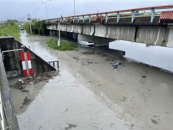 宜兰县员山乡溪州大排因溪水暴涨导致道路积水、车辆无法通行。（宜兰县警察局宜兰分局提供／吴佩蓉宜兰传真）
