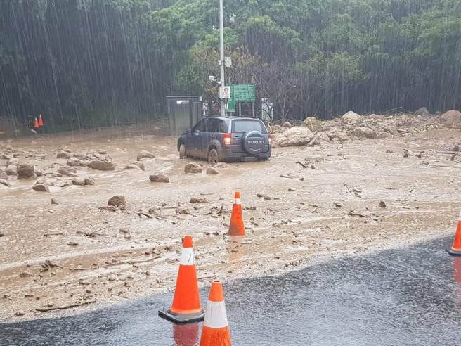 竹子湖里長的箱型車陷入土石流當中。（翻攝畫面）