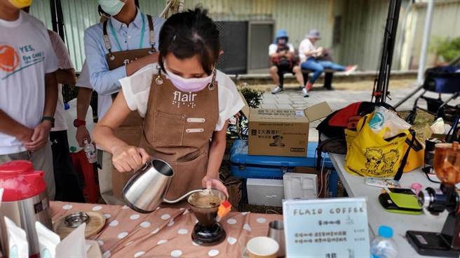 爱之光培训视障咖啡师及香氛设计师，藉由活动设摊展现培训成果，盼让大眾看见视障者更多可能。（爱之光公益协会提供／潘虹恩台中传真）