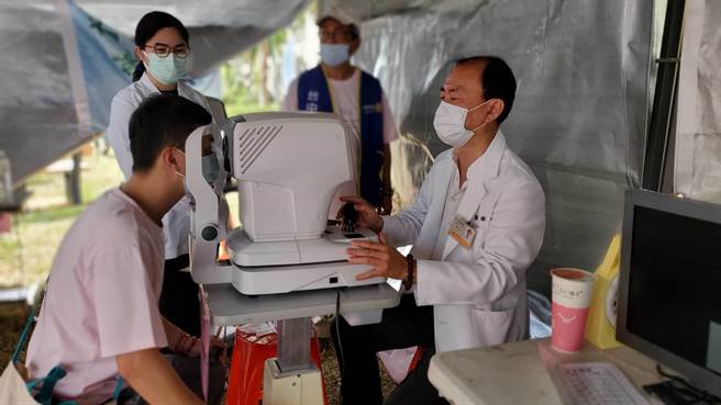 彰化验光师公会及台中文心扶轮社一同设置视力义诊区，让参与的民眾乐在活动的同时，也关心眼睛健康。（爱之光公益协会提供／潘虹恩台中传真）