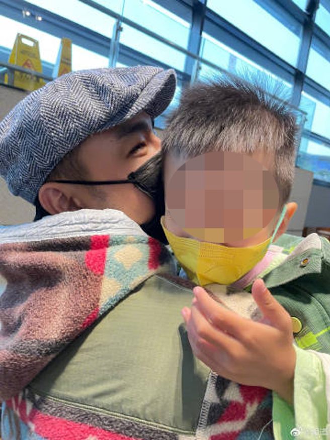 明道工作之余见到儿子，笑得非常开心。(图/明道 微博)